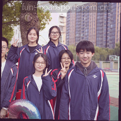 足球与电子邮件图标结合，示意体育数据邮件联系